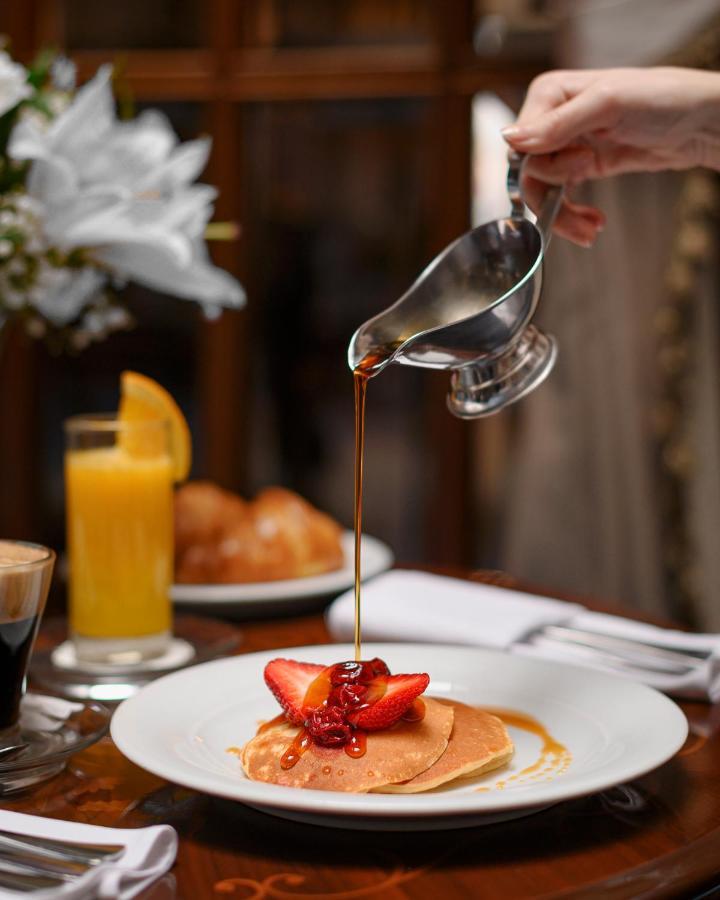 סראייבו Hotel Europe מראה חיצוני תמונה Maple syrup being poured onto a fruit salad