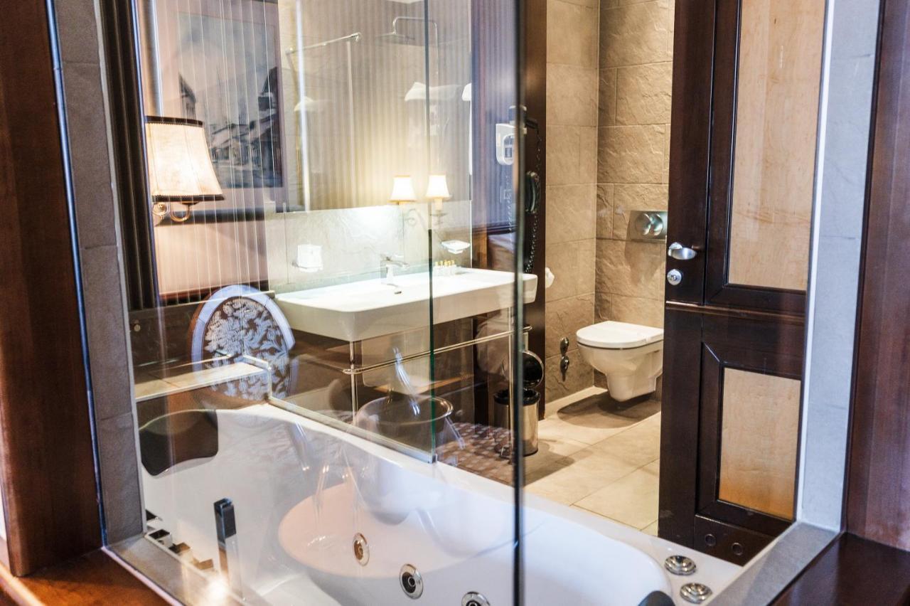 סראייבו Hotel Europe מראה חיצוני תמונה A shower enclosure