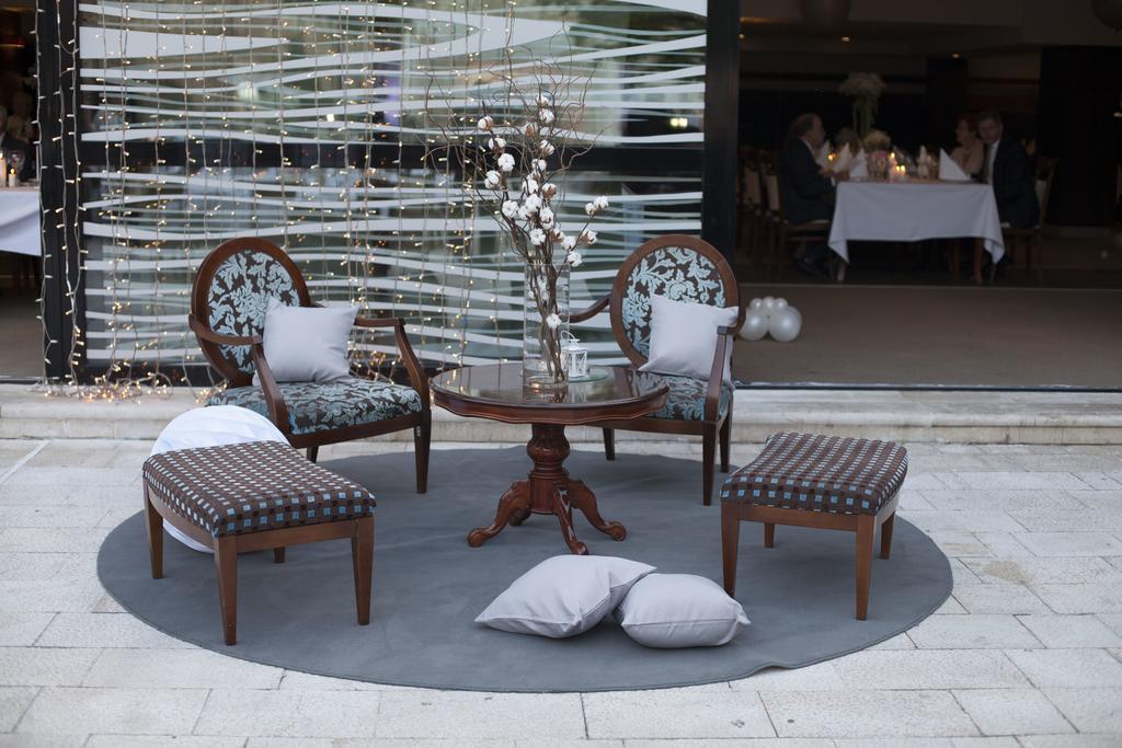 סראייבו Hotel Europe מראה חיצוני תמונה A set of furniture