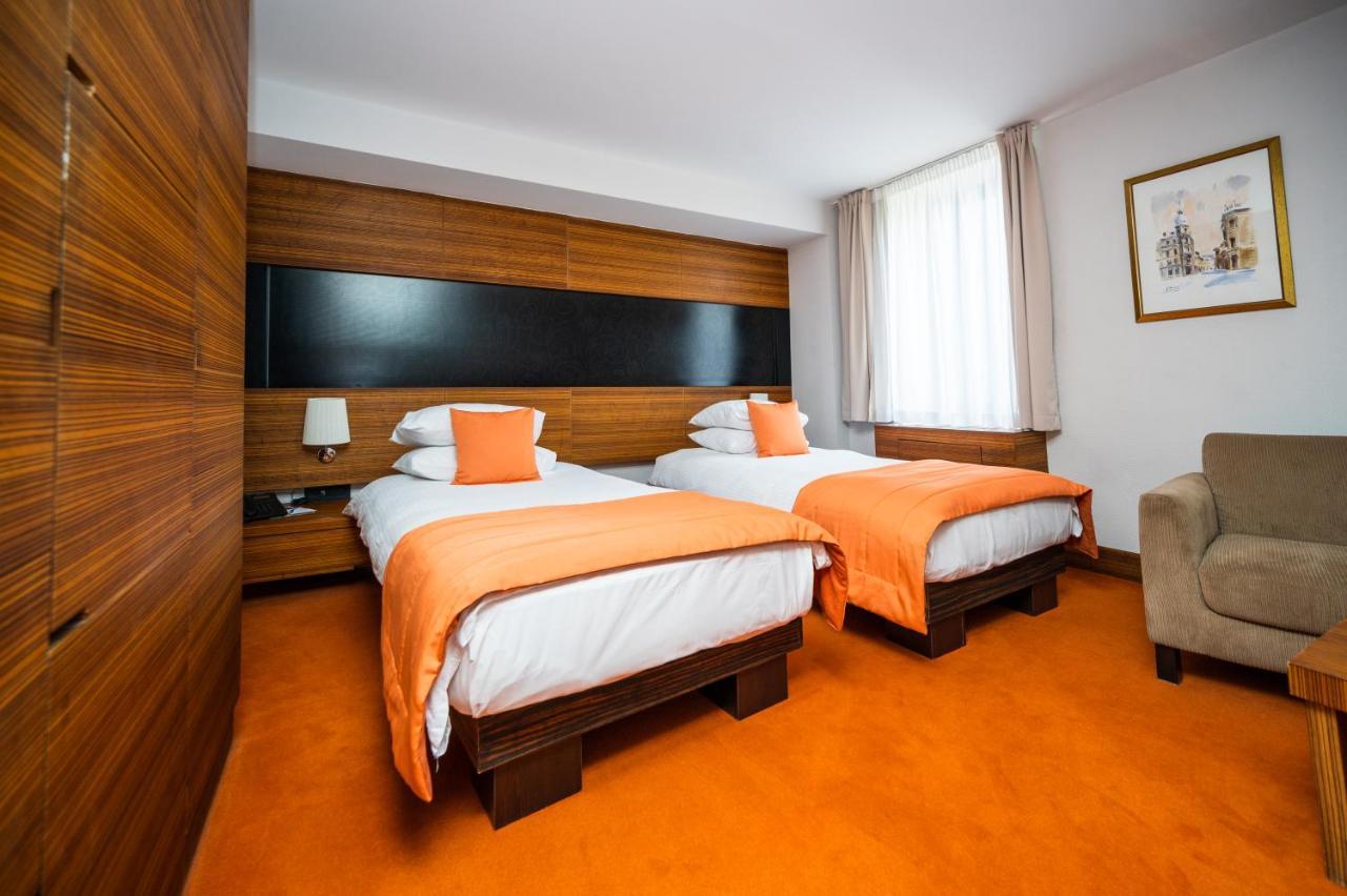 סראייבו Hotel Europe מראה חיצוני תמונה A room at the hotel