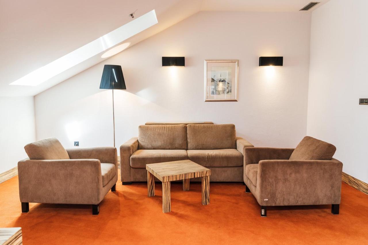 סראייבו Hotel Europe מראה חיצוני תמונה A living room with carpet