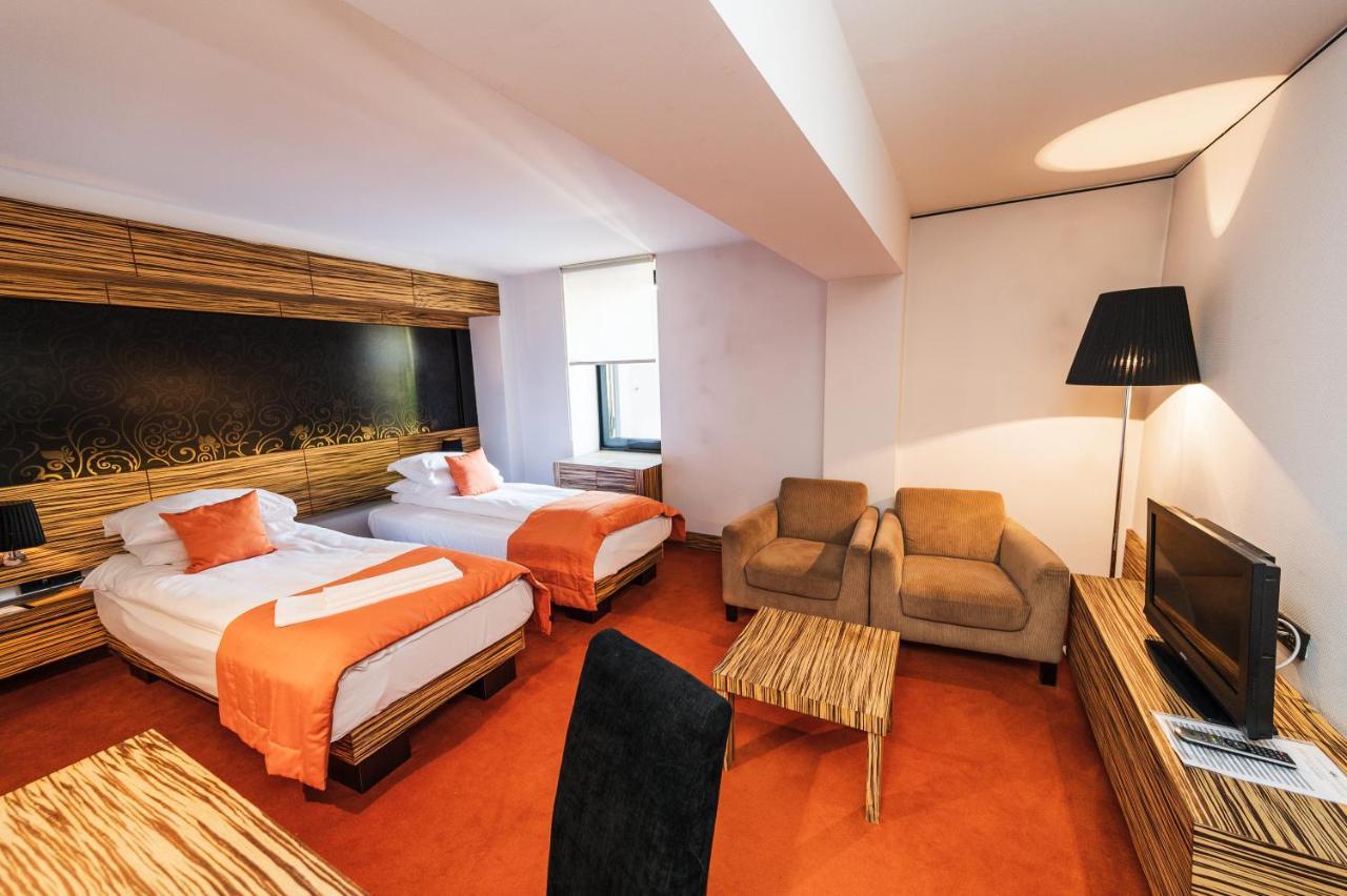 סראייבו Hotel Europe מראה חיצוני תמונה A room at the hotel