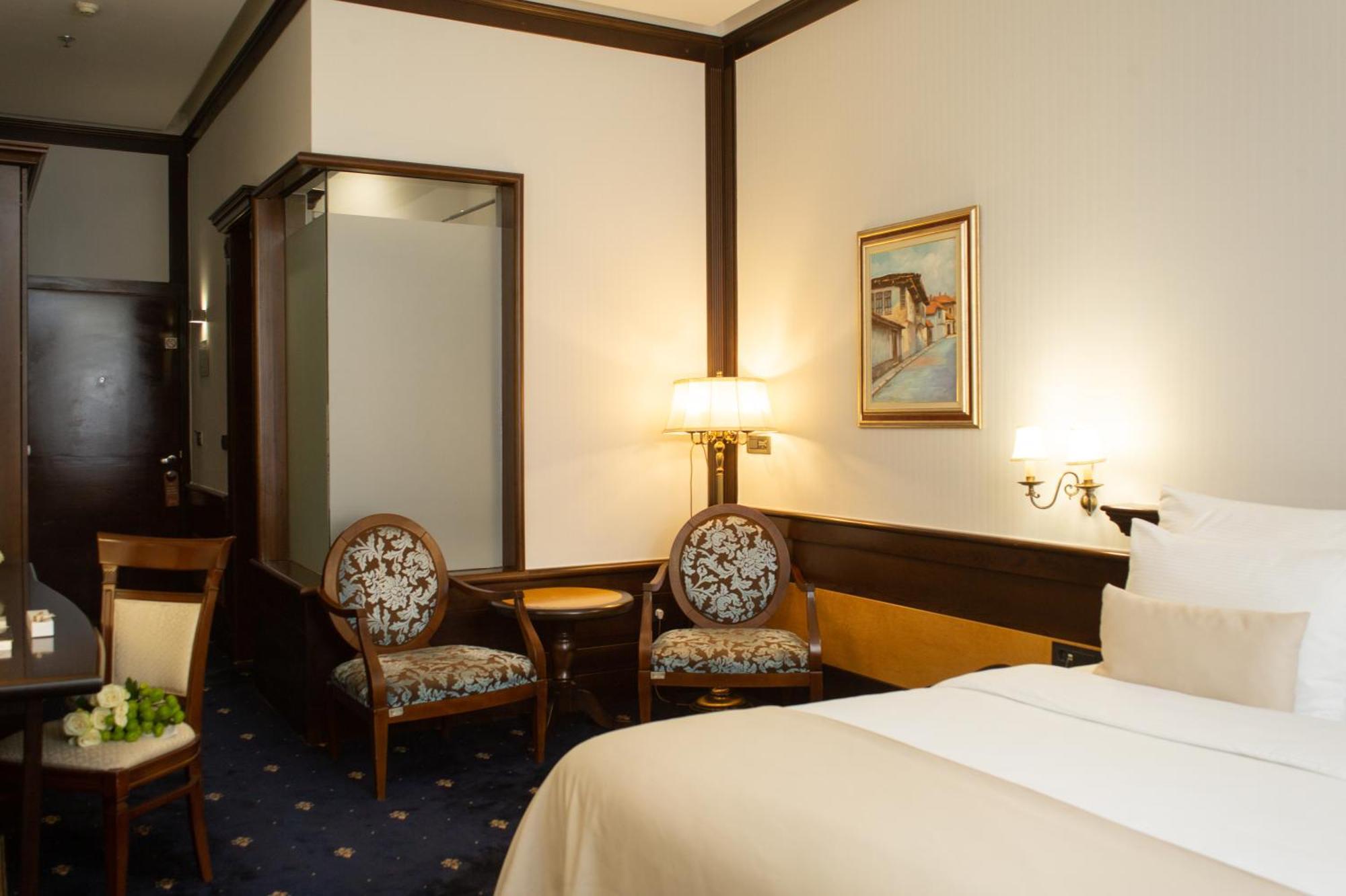 סראייבו Hotel Europe מראה חיצוני תמונה A room at the hotel