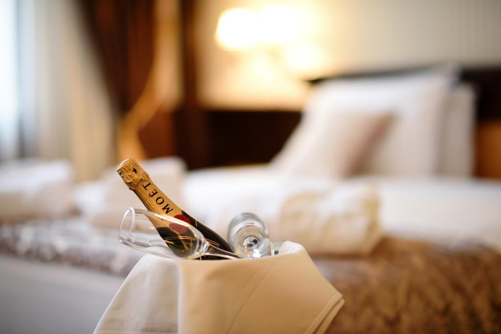 סראייבו Hotel Europe מראה חיצוני תמונה A bottle of Moët & Chandon champagne